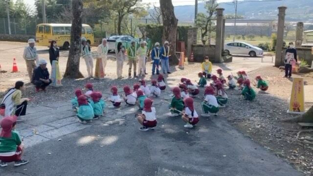 道路の舗装工事のお礼にと、近隣の幼稚園の園児たちから「マツケンサンバ」のダンスをプレゼントしていただきました（フルバージョン）❣️
こういうのって本当に嬉しいものですね。
ダンスの最後の「オレッ！」のところで泣きそうになります。いや本当は少し泣いてます。
やる気出る〜💪

我々の仕事、道路などの工事中はご迷惑をおかけする事もあると思いますが、出来上がった後にはより過ごしやすく快適な環境になりますので少しの間期待しながらお待ちいただければ幸いです。
今後ともどうぞ宜しくお願いいたします。

#マツケンサンバ #近隣からのありがとう #感謝される喜び #泣けてくる #子供は世界の宝物 #地域貢献 #インフラ整備 
#建設業 #舗装工事 #建設業を盛り上げよう #ict施工 #土木工事 #施工管理 #ものづくり #建築士 #建設業を盛り上げるのだ #ご安全に
#TOGIYA #construction  #company #architecture #civilengineering  #wood #japan 
#研屋 #建築 #土木 #木材 #高崎 #群馬