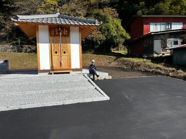 民間の駐車場の舗装工事です👷
研屋直営の舗装班が丁寧にしっかりと仕上げました💪
完成時〜着工時という時系列で写真が並んでいますので是非ご覧になってみてください。
1枚目は完成後にほっと一息の写真ですね〜。

#施工物件 #施工実績
#舗装 #工事 #道路 #安全 #社会資本整備 #土木工事 #施工 #建設業を盛り上げよう #建設業 #地域を豊かにする仕事 #お客様や地域の皆様の生活を豊かにするものづくり
#pavement #paving #disasterpreparedness #safety 
#TOGIYA #construction #company #architecture #civilengineering  #wood #japan 
#研屋 #建築 #土木 #木材 #高崎 #群馬